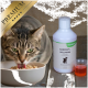 Getigerte Katze frisst aus einer Schale neben einer Flasche Lecker.pet Barfer's Solution Haustierergänzung und einem Messbecher.