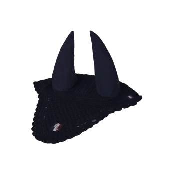 Eine dunkelmarineblaue Tierdecke mit zwei aufrechten Stoffhörnern, mit einem strukturierten Häkelmuster und einem kleinen Logo-Patch.