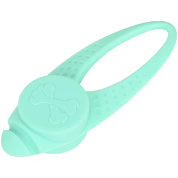 Distributeur de friandises pour animaux en silicone vert menthe en forme d'os, présentant une prise texturée et une ouverture arrondie pour les friandises.