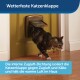 Eine Katze verlässt eine wetterfeste Klappe in einer goldenen Tür, mit deutschem Text über Isolierung gegen Zugluft und Kälte.