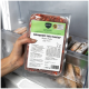 Hand hält gefrorene BARFER'S 'Komplett‑Mix Junior Rind & Huhn' 500 g Rohfutter‑Packung in einer Gefrierschublade.
