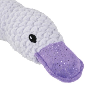 Nahaufnahme eines plüschigen, lila, entenförmigen Haustierspielzeugs mit strukturiertem Körper und funkelndem Schnabel.