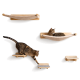 Eine getigerte Katze, die auf einer hölzernen wandmontierten Hängematte entspannt, während eine andere getigerte Katze nach einem kleinen Regal darunter greift.