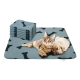 Eine gemütliche Haustierdecke mit einem verspielten Design von Hundeknochen, mit einem schlafenden Welpen und einem entspannten Kätzchen darauf.