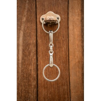 Nahaufnahme eines silbernen Metall-Schlüsselanhängers mit zwei Ringen, an einer Holzoberfläche befestigt, mit dem Text "EQUINAGE" und "10,5 mm."