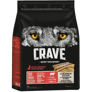 Schwarze Hundefuttertüte mit dem Gesicht eines Wolfes und gelben Augen, beschriftet mit "CRAVE - Satisfy Their Nature", hebt hohen Proteingehalt und natürliches Rindfleisch hervor.