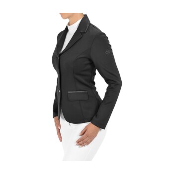 Eine Frau in einer taillierten schwarzen Reitjacke mit einem weißen Kragen, die seitlich steht und das schlanke Design und die Details der Jacke zeigt.