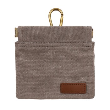 Grauer Stoffhalter für Haustier-Kotbeutel mit Messingclip und braunem Lederpatch.