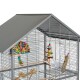 Ein geräumiger grauer Vogelkäfig mit schrägem Dach, ausgestattet mit bunten Spielzeugen, Holzstangen und einem Futternapf.