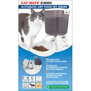 Eine grau-weiße Katze neben einem CAT MATE C3000 automatischen Futterspender mit digitaler Anzeige und einer Schüssel mit Trockenfutter.