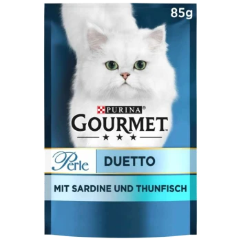 Verpackung von Purina Gourmet Perle Duetto Katzenfutter mit einer weißen Katze mit grünen Augen, beschriftet mit "mit Sardine und Thunfisch", 85g.