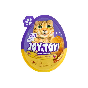 Eiförmige lila-gelbe Katzensnack-Verpackung mit Katzenmotiv, Text „JOY & TOY!“, „2 in 1“ und dünnen Hähnchenflocken.