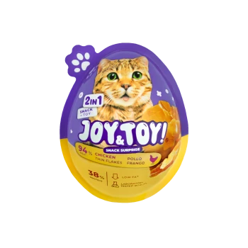 Eiförmige lila-gelbe Katzensnack-Verpackung mit Katzenmotiv, Text „JOY & TOY!“, „2 in 1“ und dünnen Hähnchenflocken.
