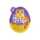 Eiförmige lila-gelbe Katzensnack-Verpackung mit Katzenmotiv, Text „JOY & TOY!“, „2 in 1“ und dünnen Hähnchenflocken.