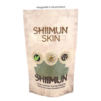 Eine Packung "ShiiMun Skin" Haustier-Nahrungsergänzungsmittel, mit erdigen Tönen und Illustrationen von natürlichen Zutaten, mit Text in Deutsch und Englisch.