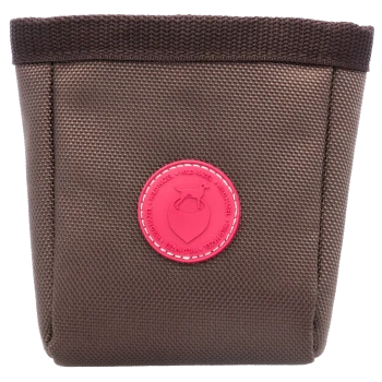 Braune Leckerlitasche für Haustiere mit einem pinken runden Logo, das eine stilisierte Eichel zeigt, und dem Text "WILD HAZEL".