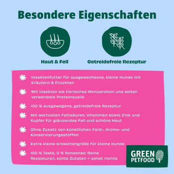 Zwei Stücke runde, strukturierte braune trockene Hundetrockenfutter-Kroketten auf weißem Hintergrund.