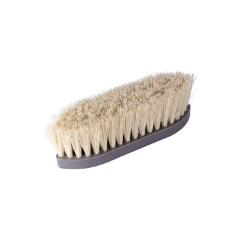 Eine Haustierpflegebürste mit weichen Borsten an einem grauen Griff, entworfen für effektives Bürsten und Entwirren von Haustierfell.