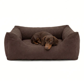 Braunes rechteckiges Plüsch-Haustierbett mit erhöhten Seiten auf weißem Hintergrund.