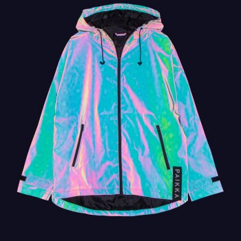 Eine glänzende, schillernde Regenjacke mit Kapuze, mit Reißverschlusstaschen und dem Markennamen "PAIKKA" auf dem Ärmel.
