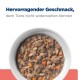 Schüssel mit Haustierfutter, die Stücke von Fleisch und Gemüse enthält, mit dem Text 'Hervorragender Geschmack, dem Tiere nicht widerstehen können' darüber.