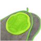 Grüne Haustierpflege-Handschuh mit strukturiertem Gummibereich auf einem grauen Stoffhintergrund, entworfen zum Bürsten und Massieren von Haustieren.