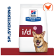 Hill's Prescription Diet i/d hondenvoerzak met een lachende hond met een blauwe halsband, gelabeld 'SPIJSVERTERING' en een kipicoon.