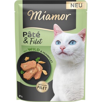 Miamor Katzenfutterbeutel 'Pâté & Filet' mit einer weiß-blauäugigen Katze, einem Teller mit Pastetenstücken und dem Aufkleber 'NEU'.