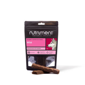 Nutriment Natural Treats „Wild“ schwarz-pinke Tüte mit Husky-Bild und zwei braunen Stäbchen-Hundesnacks vorne.