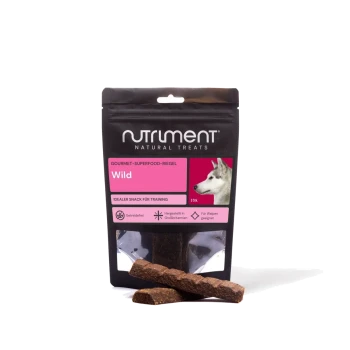 Nutriment Natural Treats „Wild“ schwarz-pinke Tüte mit Husky-Bild und zwei braunen Stäbchen-Hundesnacks vorne.
