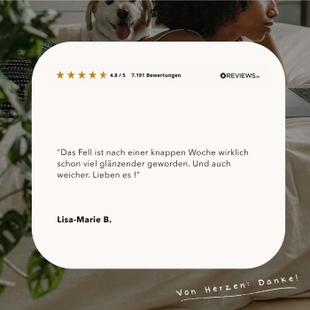 Kundenbewertung für ein Haustierprodukt, mit einer Bewertung von 4,8/5 Sternen und einem Text, der die Wirksamkeit des Produkts auf Haustierfell lobt.