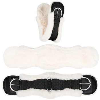 Ein flauschiger weißer Pferdegurt mit schwarzen Riemen und silbernen Schnallen, in drei Positionen präsentiert, die seine weiche Fütterung zeigen.