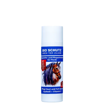 Weiße Flasche BIO SCHUTZ Pferdeshampoo mit Pferdeillustration; auf dem Etikett 'BIO SCHUTZ' und 'Jojobaöl + Vitamin E'.