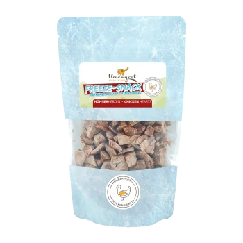 Gefriergetrocknete Hühnerherzen als Snack für Katzen, verpackt in einer klaren Tüte mit einem hellblauen Design und Etiketten in Deutsch und Englisch.