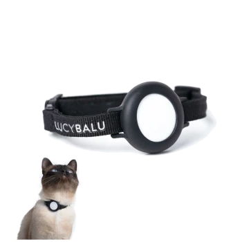 Schwarzes verstellbares Katzenhalsband mit einem weißen runden Anhänger, mit dem Markennamen 'LUCYBALU', neben einer Siamkatze, die ein ähnliches Halsband trägt.