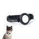 Schwarzes verstellbares Katzenhalsband mit einem weißen runden Anhänger, mit dem Markennamen 'LUCYBALU', neben einer Siamkatze, die ein ähnliches Halsband trägt.