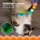 Eine verspielte blauäugige Katze liegt auf dem Rücken und greift nach einem bunten Feder-Spielzeug. Text: 'Vielfältige Texturen' und 'Federn und Falten.'