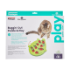 Eine verspielte getigerte Katze interagiert mit einem grünen Puzzle-Spielzeug mit Marienkäferdesigns, beschriftet mit "Buggin' Out Puzzle & Play" von Petstages.