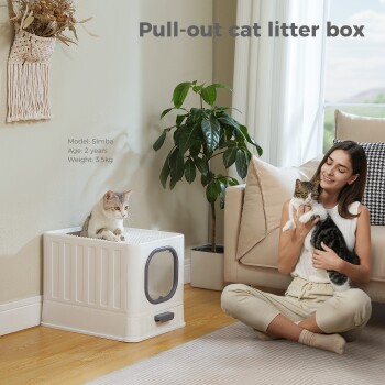 Ausziehbare Katzenstreu-Box neben einer Pflanze, mit einer grau-weißen Katze, die darin sitzt. Text: "Modell: Simba, Alter: 2 Jahre, Gewicht: 3,5 kg."