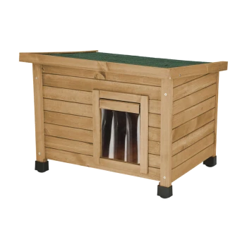 Hundehütte aus Holz mit grünem Dach, ausgestattet mit einer klaren Plastiktür und erhöhten Füßen für Stabilität.
