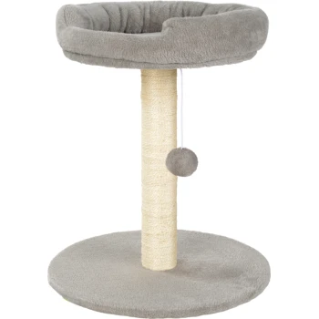 Un arbre à chat en peluche gris avec un lit rond et doux en haut, un poteau à gratter en sisal et un jouet pom-pom suspendu.