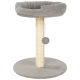 Ein plüschiger grauer Katzenbaum mit einem runden, weichen Bett oben, einem mit Sisal umwickelten Kratzbaum und einem baumelnden Pom-Pom-Spielzeug.