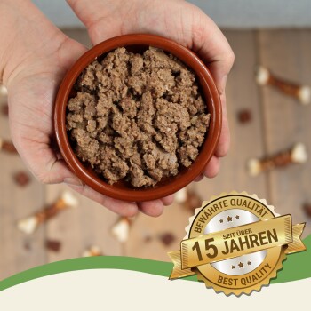 Plastikbehälter mit Haustierfutter, gekennzeichnet mit "getreide- und glutenfrei," "keine Farben oder Konservierungsstoffe," "zuckerfrei," und "hoher Fleischgehalt."