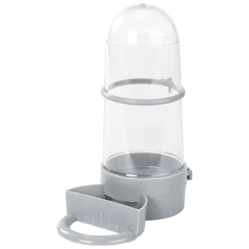 Heldere plastic huisdiervoederdispenser met een grijze basis en een lepel eraan bevestigd, ontworpen voor gemakkelijke voeding.