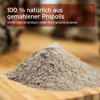 Häufchen gemahlenes Propolispulver auf einem Holzbrett; überlagernder Text „100 % natürlich aus gemahlener Propolis“ und „100 % natürliches Produkt aus gemahlener Propolis“.