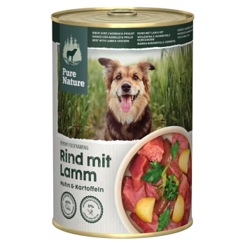 Dose Pure Nature Hundefutter mit Rind, Lamm, Huhn und Kartoffeln, mit Hund und Schüssel voller Fleisch mit Kräutern.
