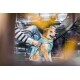 Ein glücklicher Golden Retriever-Mix, der ein hellblaues Geschirr trägt, sitzt neben zwei Personen an einem Tisch mit Getränken und genießt einen sonnigen Tag.