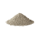 Un tas de litière pour chat gris clair, composé de petites granules, présenté sur un fond blanc.
