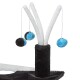 Katzenspielzeug mit einer schwarz-weißen Basis und drei plüschigen, hängenden Pompons in Blau und Schwarz für interaktives Spielen.