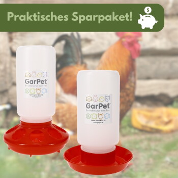 Zwei GarPet Tränken mit roten Basen und weißen Flaschen vor einem Hahn; Banner ‚Praktisches Sparpaket!‘